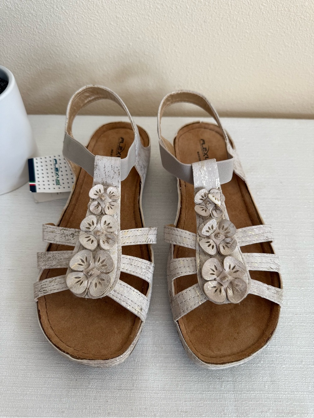 New FLEXUS Beige/Gold Foil Floral Leather Strap Comfort Slip In Sandals  Turkey